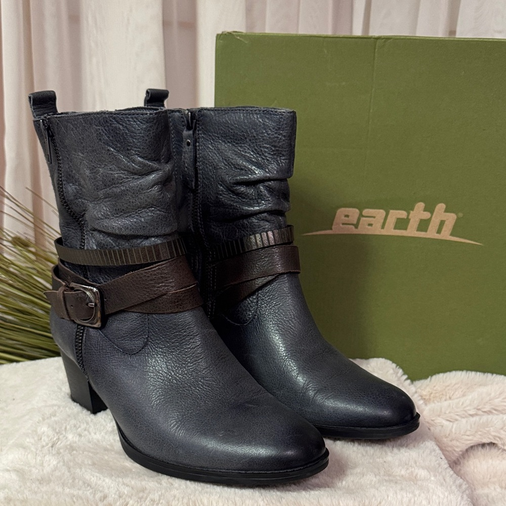 Earth Women's Dark Gray Tumbled Leather Spruce Ankle Boots with Buckle